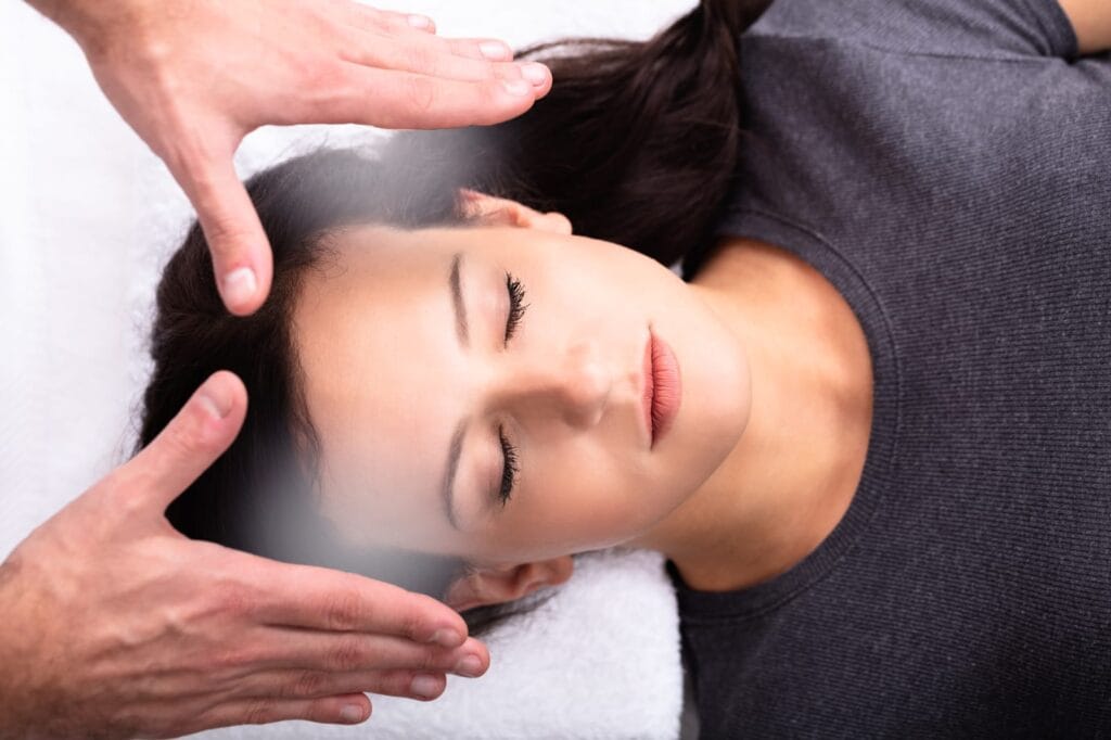 Une femme en pleine séance de reiki