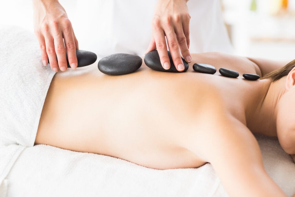 une séance de massage aux pierres chaudes