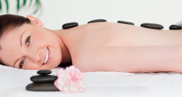l'art du massage aux pierres chaudes