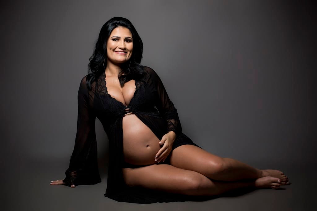 une femme enceinte pendant une séance photo grossesse